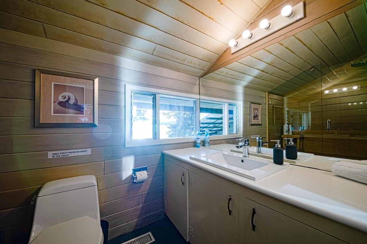 Waterfront Cottage With Superb Coastline Views West Vancouver Eksteriør billede