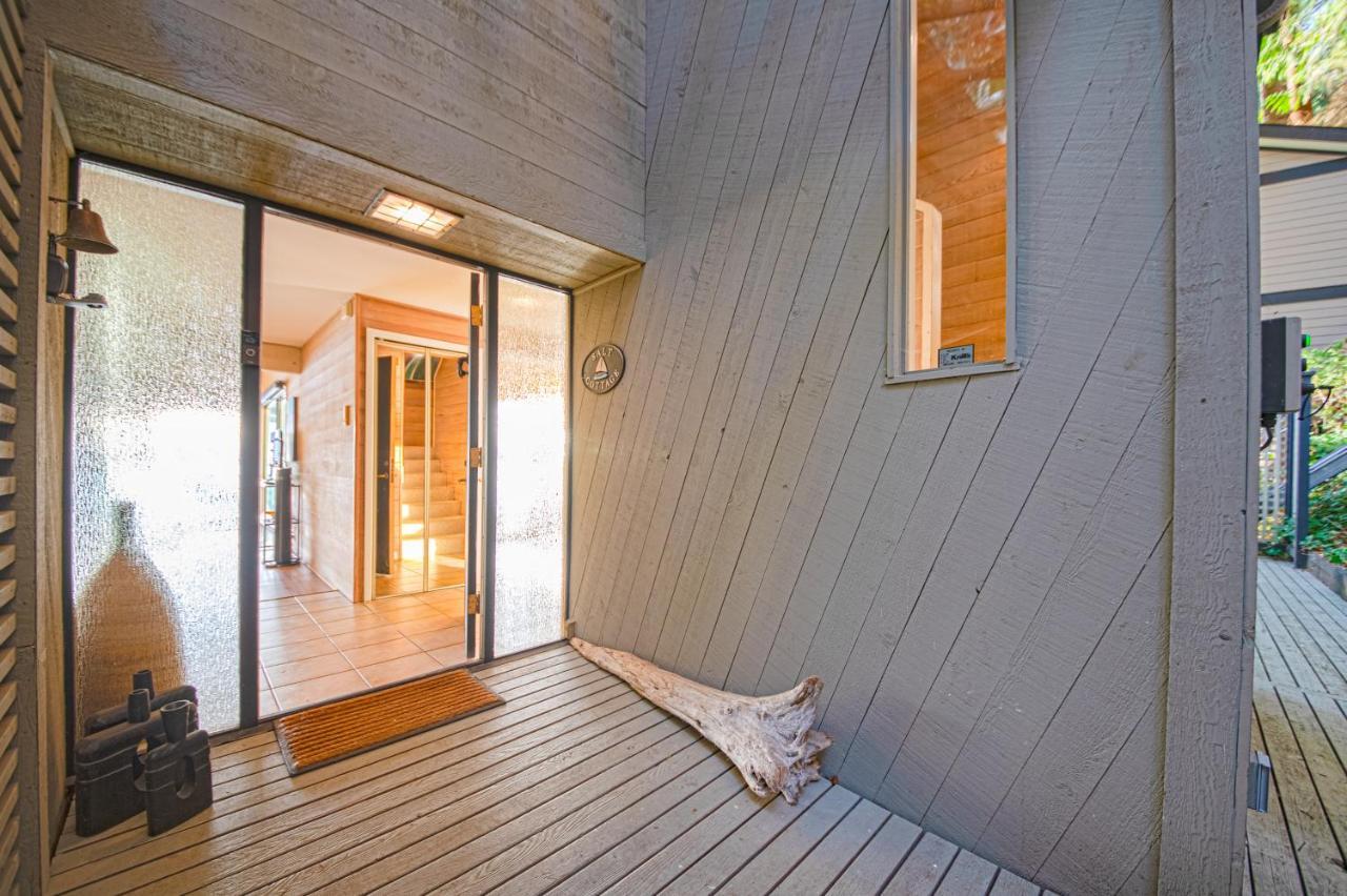Waterfront Cottage With Superb Coastline Views West Vancouver Eksteriør billede